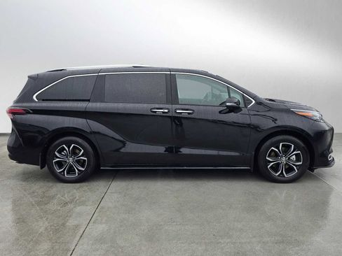 Used 2025 Toyota Sienna Platinum image 2