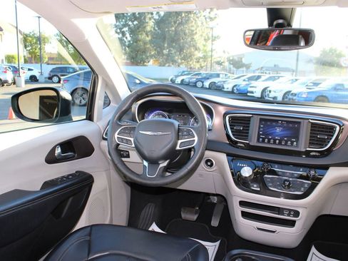 Used 2020 Chrysler Voyager Lxi image 23