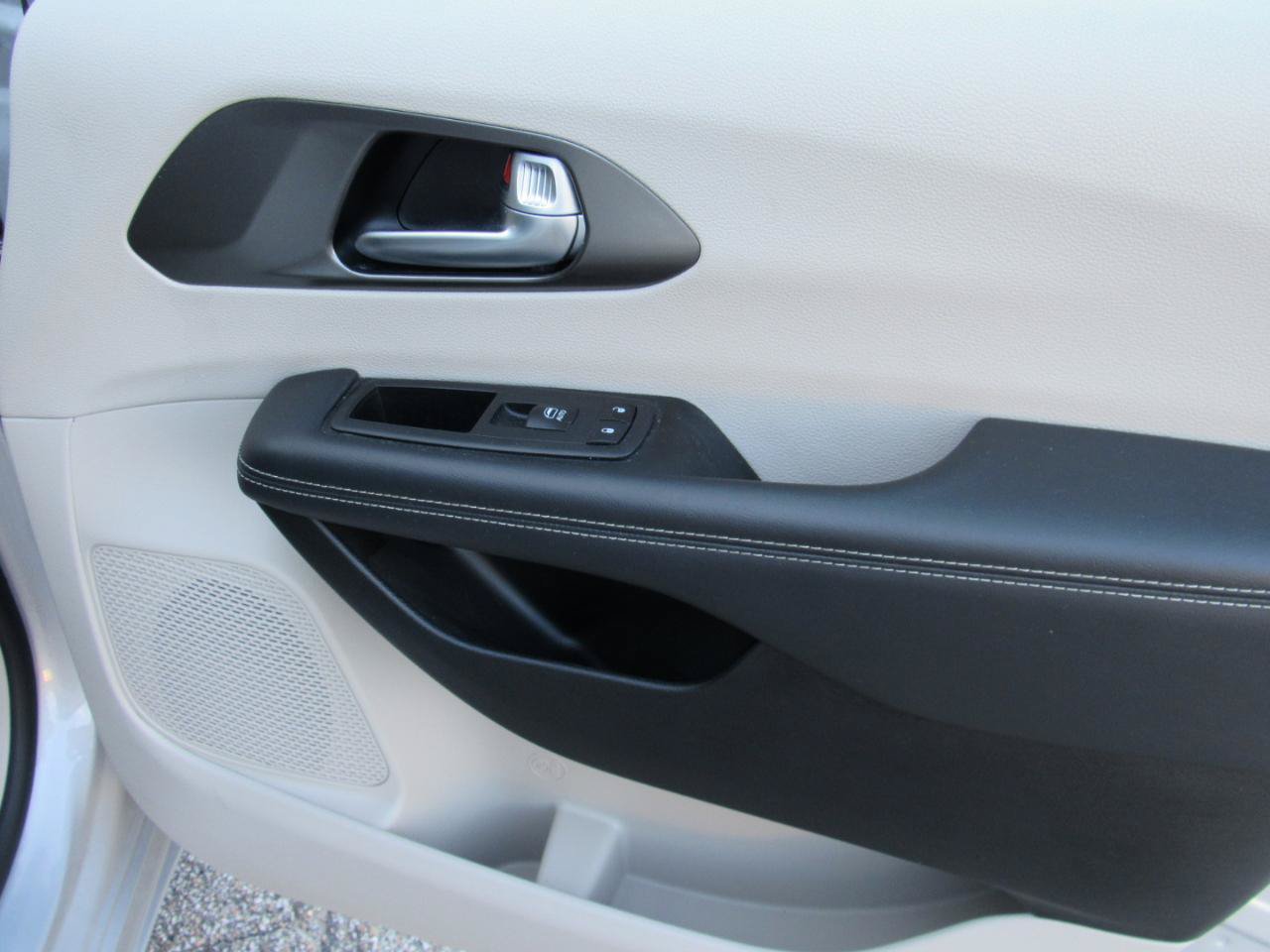 Used 2024 Chrysler Pacifica Touring-L FWD image 33