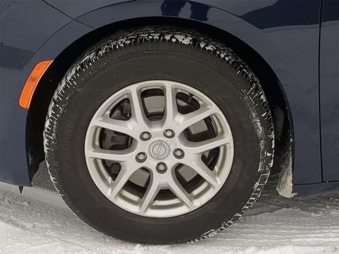 Used 2017 Chrysler Pacifica Touring image 21