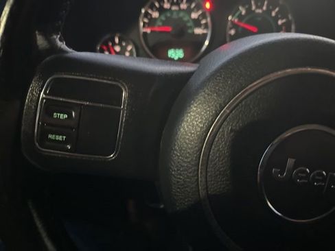 Used 2018 Jeep Wrangler Unlimited Sahara image 29