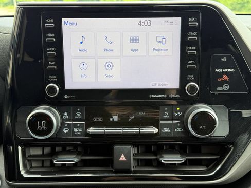 Used 2020 Toyota Highlander LE AWD/4WD image 28