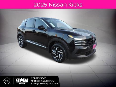 Used 2025 Nissan Kicks SV image 1