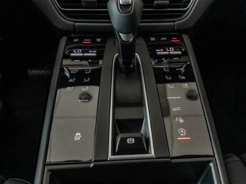 Certified 2025 Porsche Macan image 19