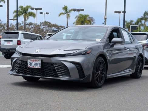 Used 2025 Toyota Camry SE FWD image 11