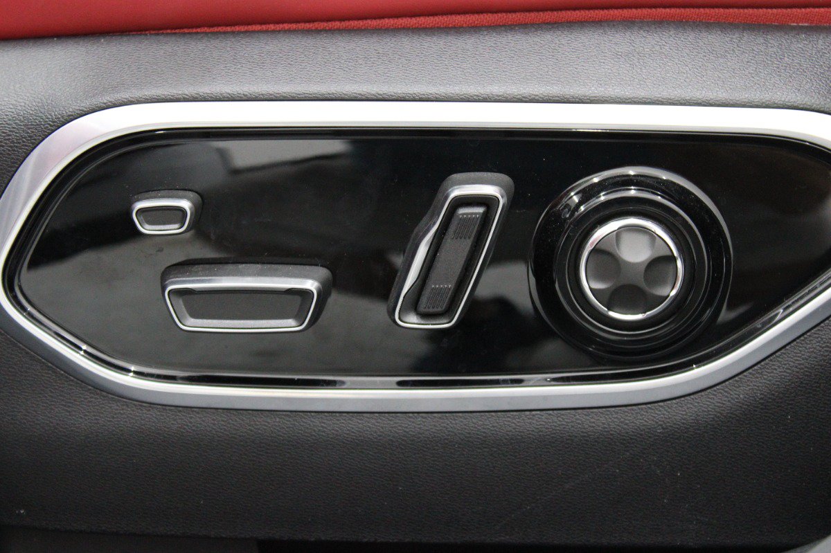 Used 2024 Jeep Wagoneer Launch Edition AWD/4WD image 19