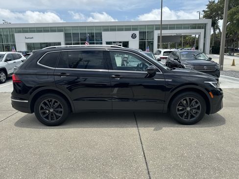 Certified 2022 Volkswagen Tiguan SE w/ Panoramic Sunroof Package FWD image 3