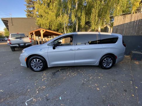 Used 2024 Chrysler Pacifica Limited FWD image 3