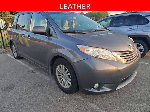 Used 2017 Toyota Sienna XLE Premium FWD image 3