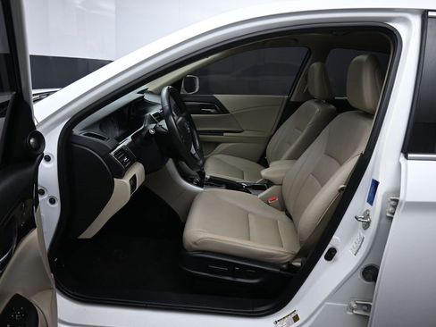 Used 2017 Honda Accord Touring image 11