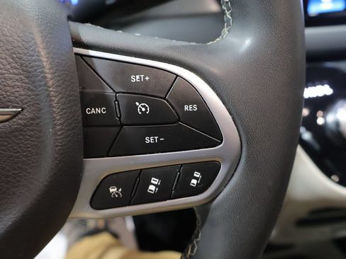Used 2023 Chrysler Pacifica Touring-L FWD image 31