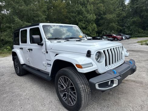 Used 2023 Jeep Wrangler Unlimited Sahara w/ Cold Weather Group AWD/4WD image 4