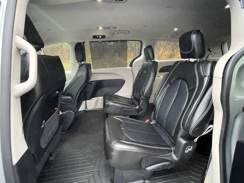 Used 2024 Chrysler Pacifica Touring-L image 24