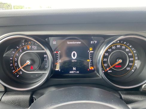 Used 2022 Jeep Wrangler Unlimited Sahara w/ Cold Weather Group AWD/4WD image 9