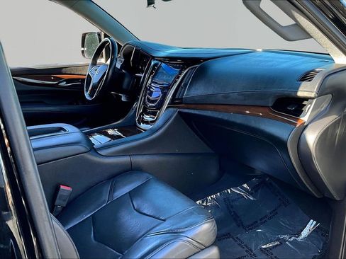 Used 2018 Cadillac Escalade Luxury image 27