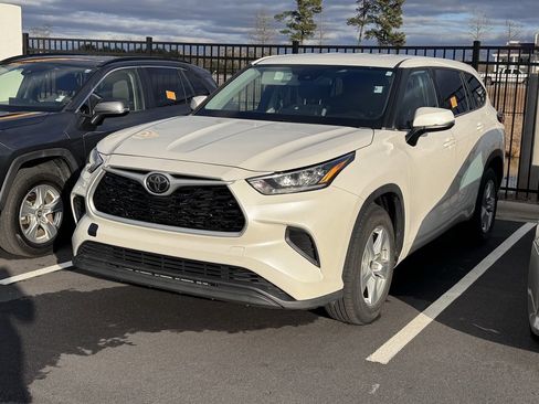 Used 2020 Toyota Highlander L image 3