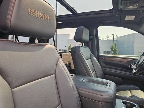 Used 2022 Chevrolet Suburban High Country w/ Premium Package 2 AWD/4WD image 13