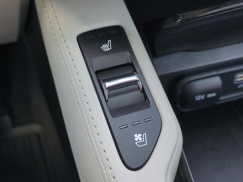 Used 2025 Kia Telluride SX w/ SX Captain's Chair Package image 22