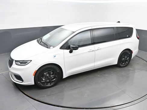 Used 2024 Chrysler Pacifica Limited FWD image 39