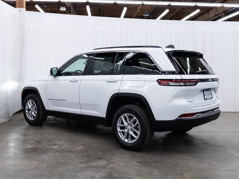 New 2026 Jeep Grand Cherokee Laredo image 4