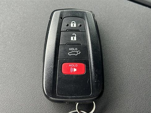 Used 2023 Toyota Highlander XLE FWD image 28