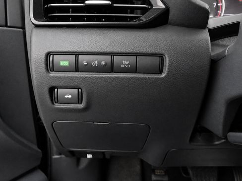 Used 2020 Nissan Sentra SR w/ Electronics Package FWD image 28