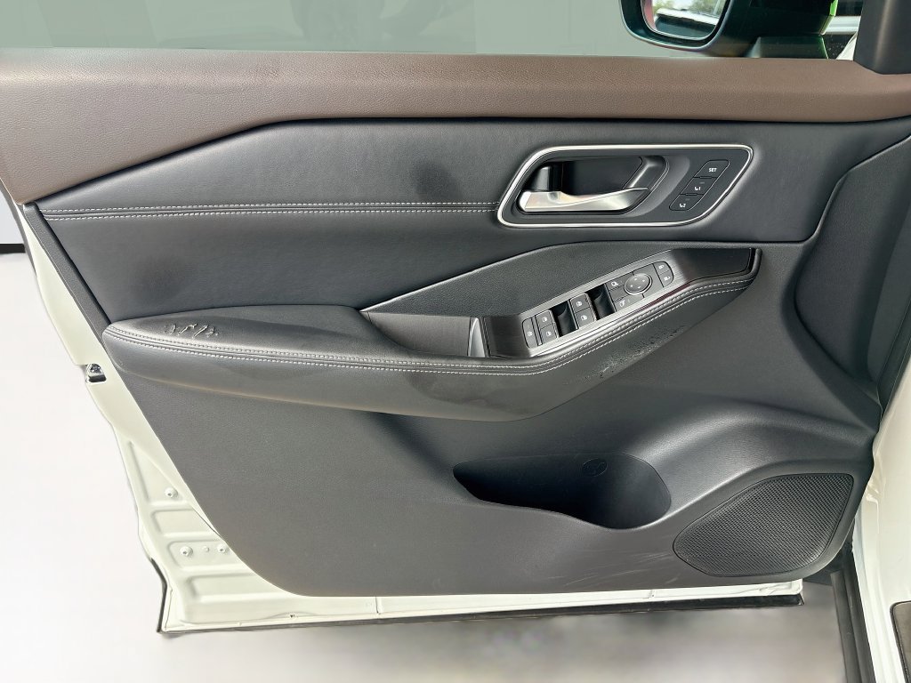 Used 2022 Nissan Rogue Platinum w/ Head-Up Display Package FWD image 24