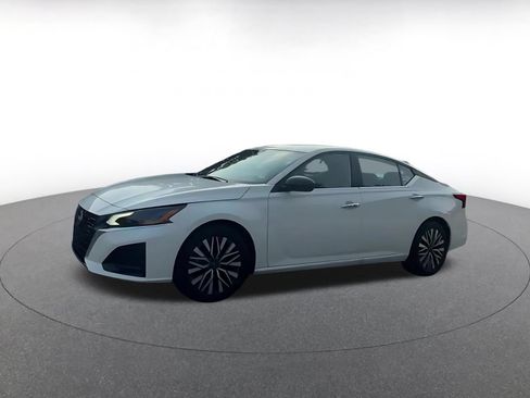 Used 2025 Nissan Altima 2.5 SV FWD image 8