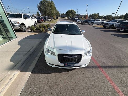 Used 2015 Chrysler 300 C RWD image 4