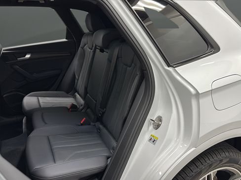 Used 2025 Audi Q5 e Premium Plus w/ Premium Plus Package AWD/4WD image 24