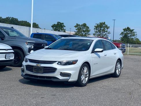 Used 2017 Chevrolet Malibu Hybrid w/ Leather Package FWD image 2