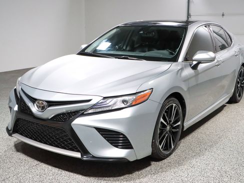 Used 2020 Toyota Camry XSE FWD image 30