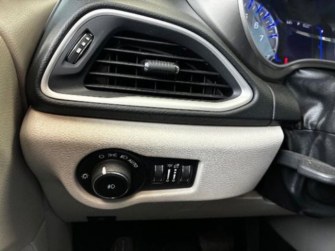 Used 2020 Chrysler Pacifica Touring-L FWD image 22