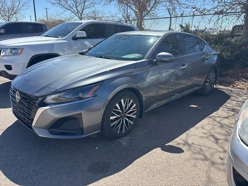 Used 2023 Nissan Altima 2.5 SV w/ SV Premium Package image 3