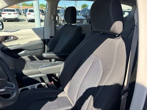 Used 2023 Chrysler Voyager LX FWD image 11