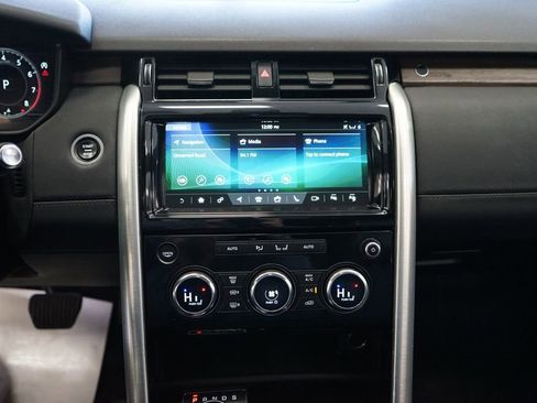 Used 2020 Land Rover Discovery HSE image 9