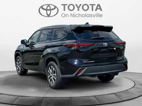 Used 2024 Toyota Highlander XLE AWD/4WD image 5