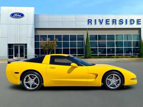 Used 2004 Chevrolet Corvette Coupe w/ Roof Package RWD image 8