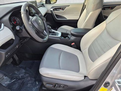 Used 2019 Toyota RAV4 XLE Premium FWD image 15