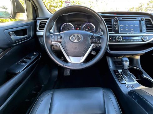Used 2017 Toyota Highlander XLE image 6