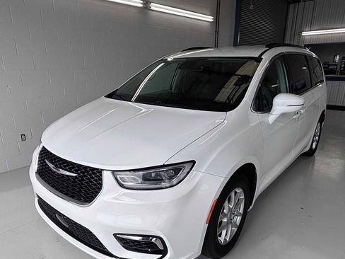 Used 2022 Chrysler Pacifica Touring-L FWD image 3