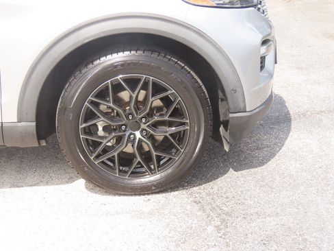 Used 2020 Ford Explorer Platinum w/ Premium Technology Package AWD/4WD image 9