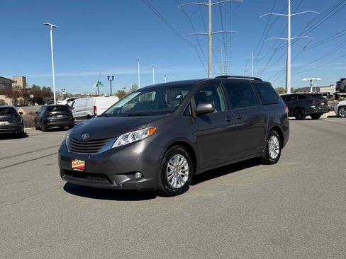 Used 2013 Toyota Sienna XLE image 1