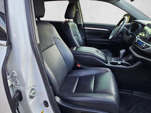 Used 2019 Toyota Highlander XLE AWD/4WD image 18