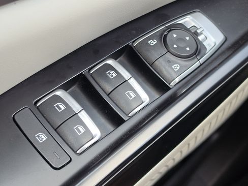 Used 2024 Kia Carnival LX FWD image 11