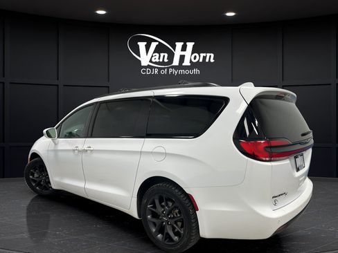 Used 2022 Chrysler Pacifica Touring-L w/ S Appearance Package AWD/4WD image 5