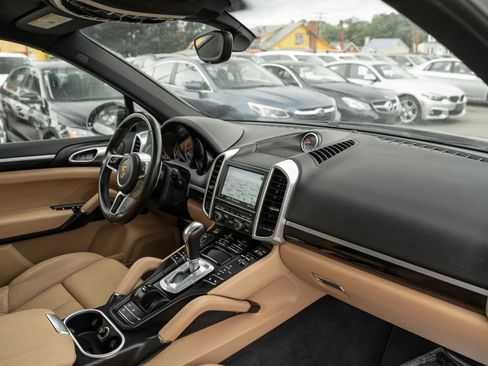 Used 2016 Porsche Cayenne AWD/4WD image 13