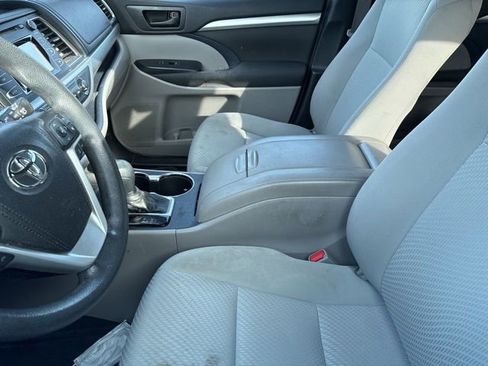 Used 2018 Toyota Highlander LE w/ Carpet Mat Package (TMS) image 9