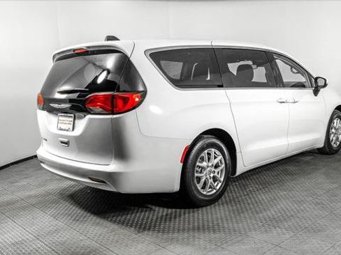 Used 2023 Chrysler Voyager LX FWD image 8