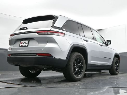 Used 2024 Jeep Grand Cherokee Altitude image 50